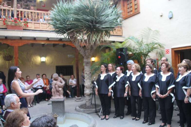 La coral La flor del Oroval, durante su actuación en Telde (Foto Jesús Ruiz)