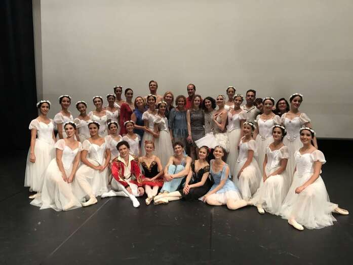 La concejala de Cultura de Telde, Marta Hernández, con el Ballet de San Petersburgo