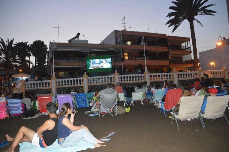 Momento de la proyección de la película, esta noche en Salinetas (Foto TA)