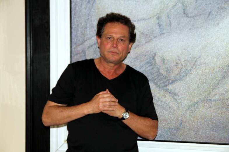 El artista Antonio Sánchez, junto a una de sus creaciones (Foto Jesús Ruiz)