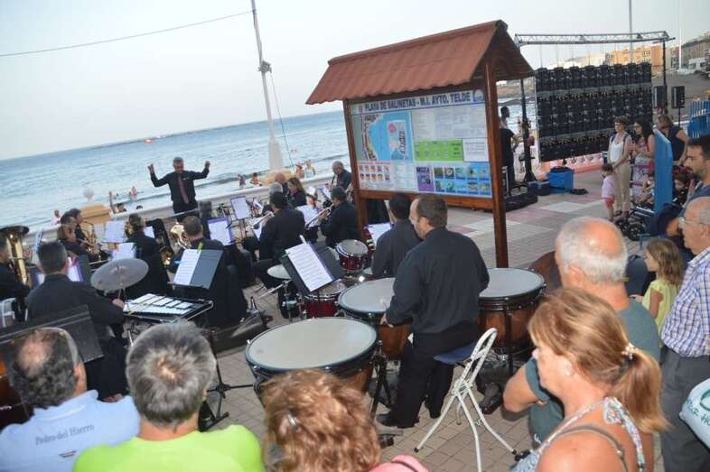 Momento de la actuación de la Banda Municipal de Música en Salinetas (Foto TA)