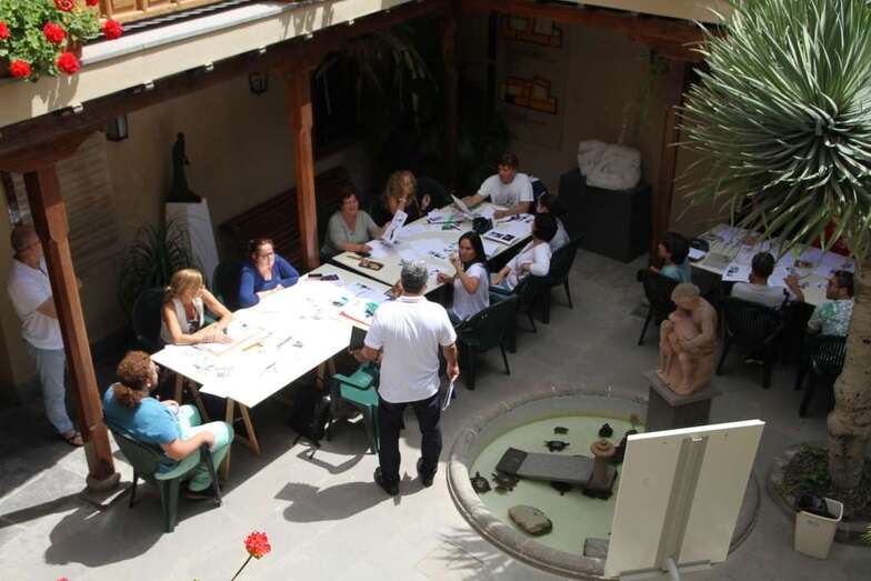Archivo, Imagen de un taller de caricaturas en la Casa-Museo León y Castillo (Foto Jesús Ruiz Mesa)