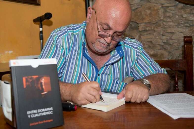 Juan José Sosa, colaborador habitual de TELDEACTUALIDAD, firmando un ejemplar de su obra (Foto TA)