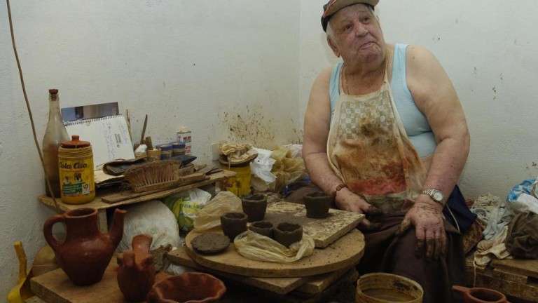 Archivo. El fallecido maestro Justo Cubas, en una foto tomada en 2006, con casi 91 años y aún modelando bernegales y tallas (Foto C7)