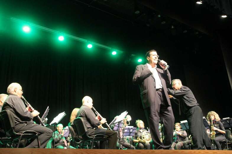 El cantante Agustín Navarro y la Banda Municipal protagonizaron el concierto (Foto Jesús Ruiz)