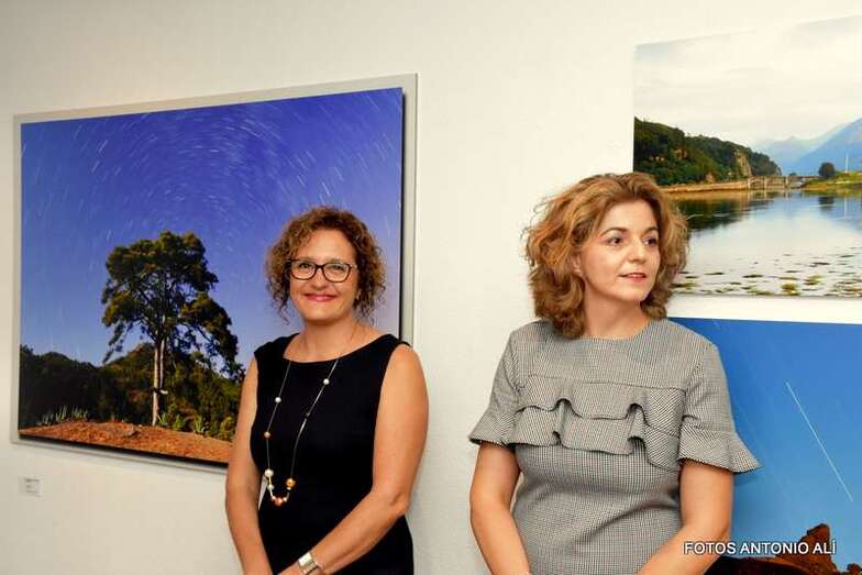 Aránzazu Ojeda (d) y la concejala Marta Hernández, anoche en el acto inaugural de la exposición (Foto TA)