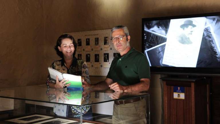 En la imagen, Lucrecia Cuscó y José J. Alonso apoyados en una de las vitrina que componen la muestra en la casa-museo (Foto Gerardo Montesdeoca/C7)
