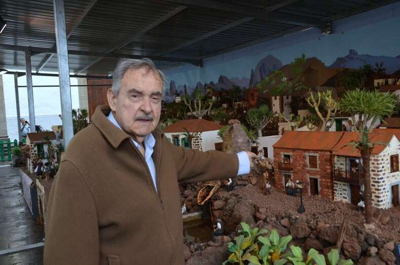 José Sánchez junto al belén de Los Llanos, el pasado año (Foto TA)