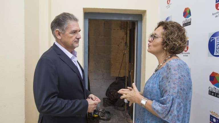 El consejero Pedro Justo y la edil de Cultura, Marta Hernández, junto al ascensor en obras (Foto Borja Suárez/C7)