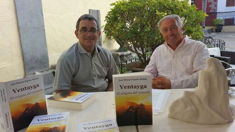 José Manuel Espiño Meilán (d) y el presidente de Turcón, Honorio Galindo, este miércoles en San Juan (Foto TA)