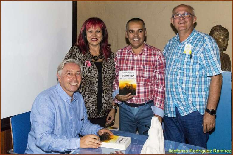 Espiño, con aistentes al acto de anoche en la Casa-Museo León y Castillo (Foto Ildefonso Rodríguez)