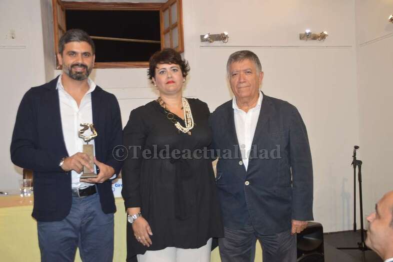 El periodista Nicolás Castellano con la vicealcaldesa Celeste López y Máximo Riol, presidente del Círculo Cultural (Foto TA)