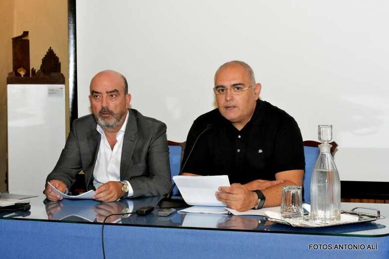 El catedrático Ortega (i) junto a Ismael Santana, miembro de la AC El Bloque (Foto Antonio Alí)