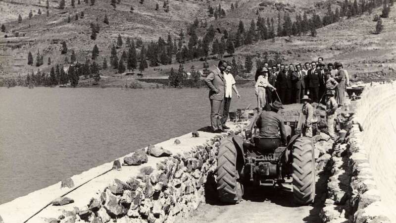 Obras en la Presa de Chira en los años 60 del siglo XXI (Foto cedida por el Cabildo)