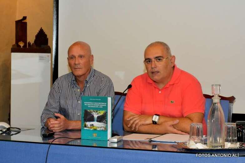 Miguel Ángel Gómez (i) junto a Ismael Santana, coordinador de las jornadas (Foto TA)