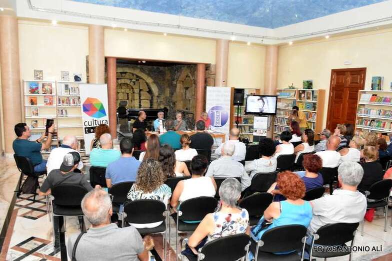 El acto tuvo lugar en la Biblioteca Pública de Arnao (Foto TA)