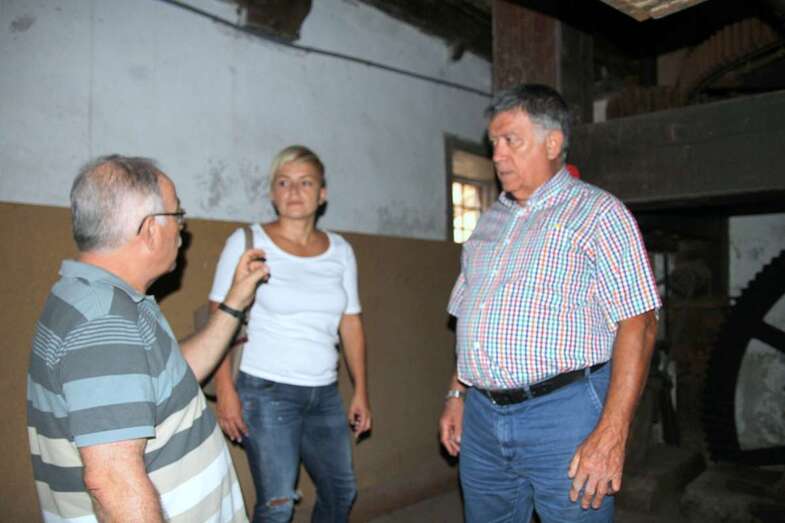 La diputada socialista con el presidente y el secretario del Círculo Cultural de Telde (Foto Jesús Ruiz Mesa)