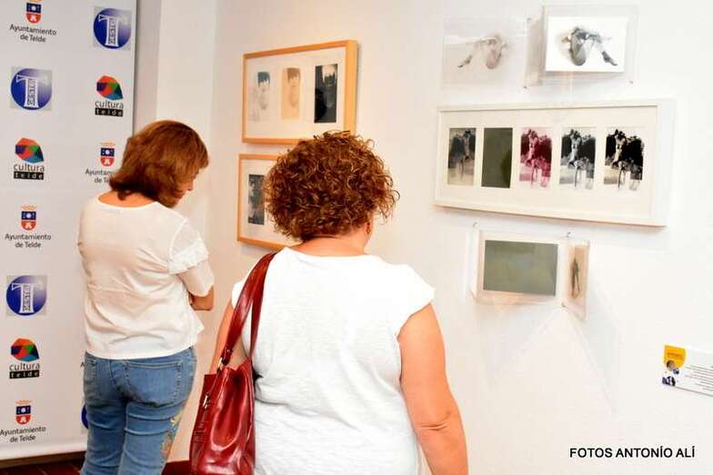 Dos personas observan la exposición (Foto Antonio Alí)