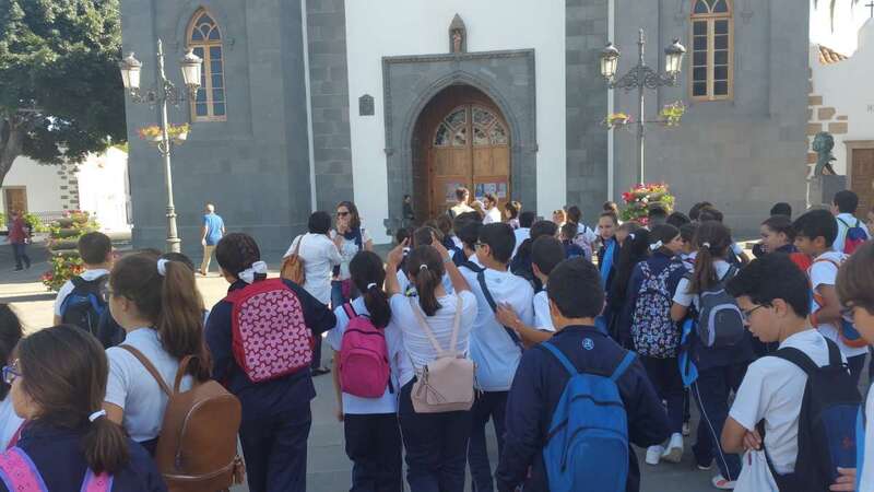 Grupos de escolares, esta mañana en la plaza de San Juan, delante de la Basílica (Foto TA)