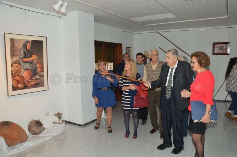 José Sánchez y la concejala Marta Hernández  observan la exposició (Foto TA)