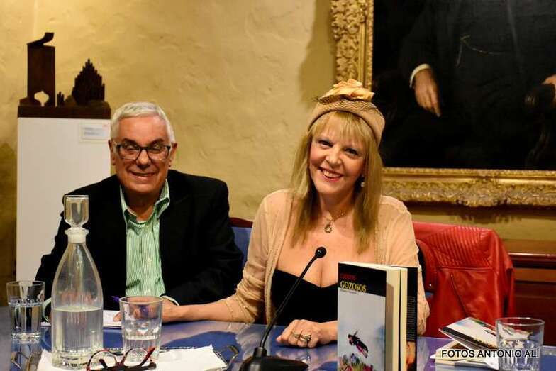 León Barreto y su esposa Rosa Valcárcel, esta noche en la presentación de su nuevo libro de relatos (Foto Antonio Alí)