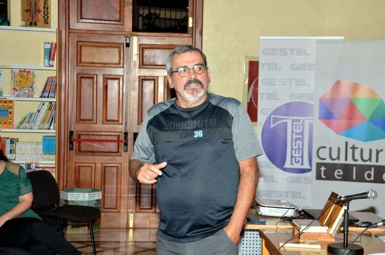 Roberto Hernández, esta noche en la Biblioteca de Arnao, durante su charla (Foto TA)