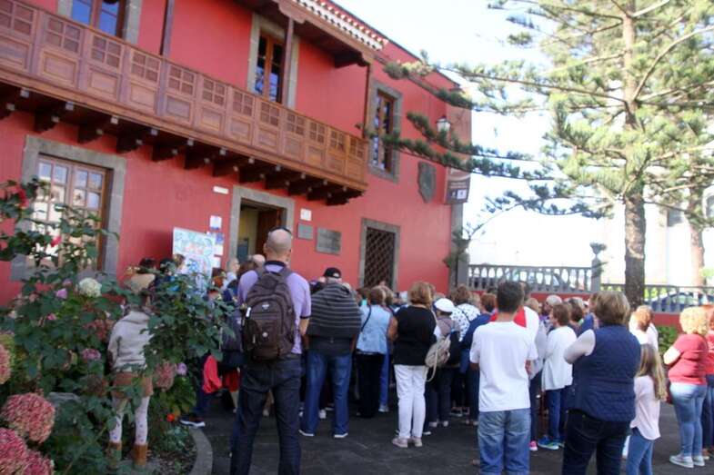 Grupo de teldenses en la entrada a la Casa-Museo de Tomas Morales (Foto Jesús Ruiz Mesa)
