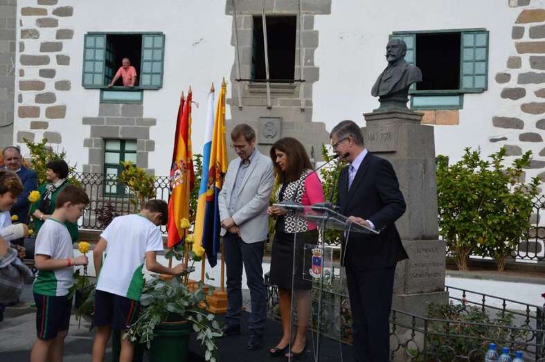 La ofrenda floral fue uno de los actos centrales del homenaje (Foto TA)