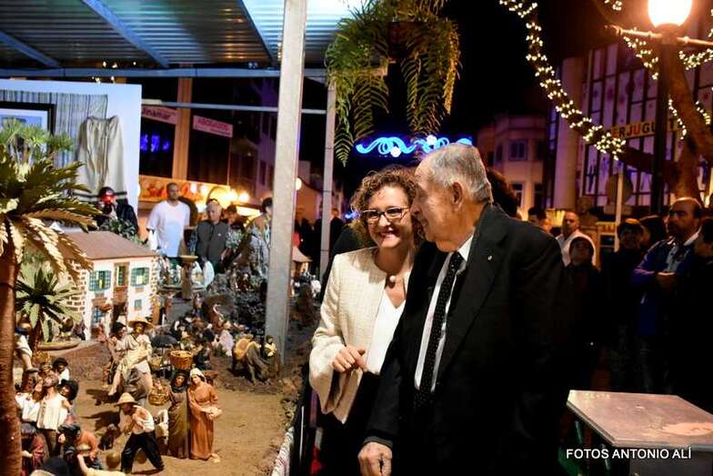 El artesano y la concejala Marta Hernández observan la obra etnográfica (Foto Antonio Alí)