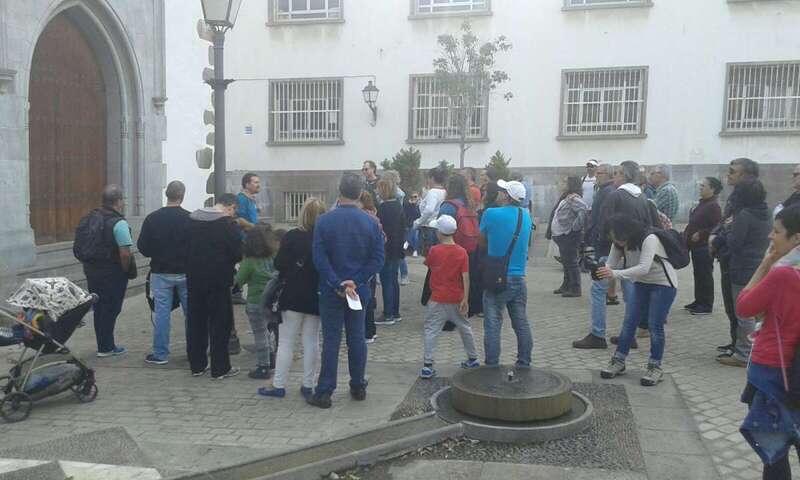 Abel Galindo, en la puerta oeste de la ermita de San Pedro Mártir con el grupo de asistentes a la visita (foto TA)