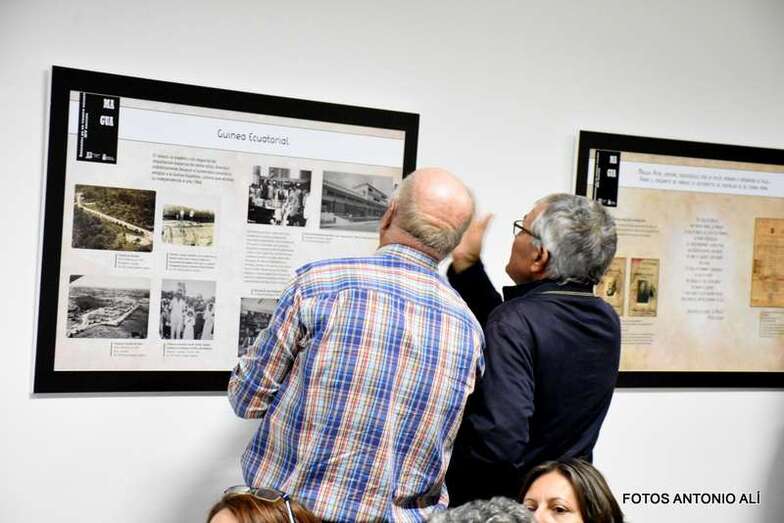 Dos personas observan una de las fotos de la muestra inaugurada anoche en La Pardilla (Foto Antonio Alí)