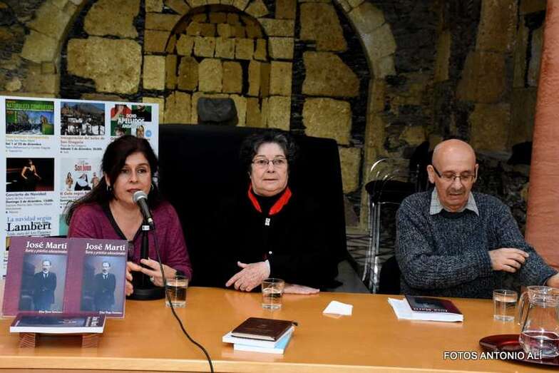 El libro se presentó este miércoles en la Biblioteca Pública de Arnao (Foto Antonio Alí)