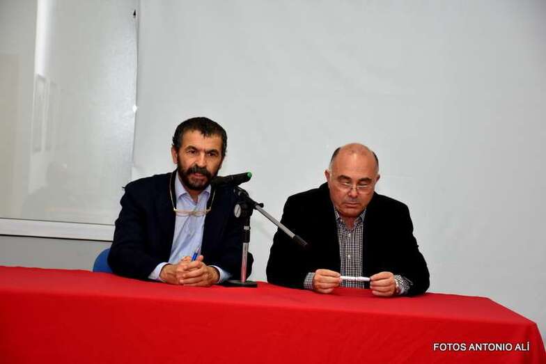 Imagen de la conferencia que ayer jueves protagonizó el profesor Manuel Hernández González (d) (Foto TA)