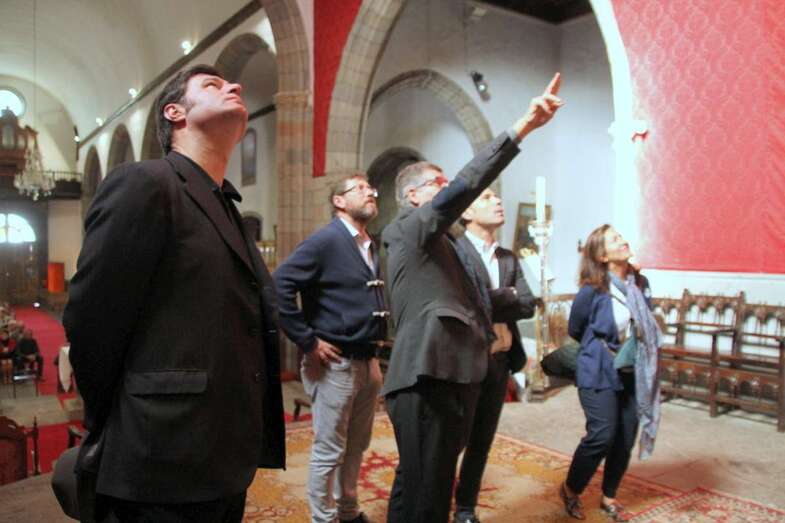 Miembros de Acamfe en la Basílica de San Juan durante la visita que realizaron al casco histórico de Telde (Foto TA)