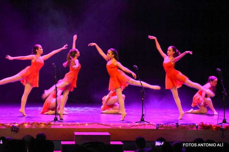 Una de las coreografías del espectáculo de esta noche en el Teatro (Foto Antonio Alí)