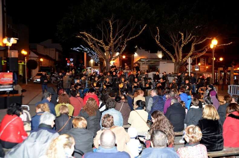 Momento del concierto de anoche en Los Llanos (Foto TA)