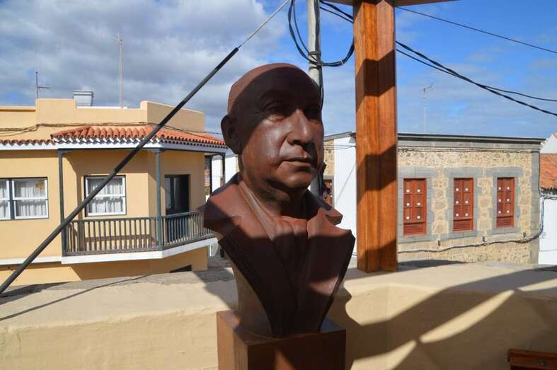 Busto de Pablo Neruda, obra de Wenceslao Jiménez (Foto TA)