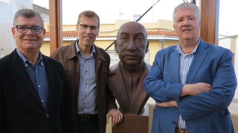 Antonio María González Padrón, Oswaldo Guerra y Carlos Ruiz, junto al busto de Wenceslao Jiménez (Foto TA)