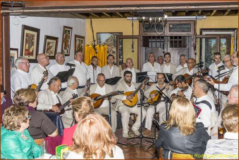 Momento de la actuación de Los Faycanes en la sede de la Orden del Cachorro Canario (Foto Ildefonso Rodríguez)
