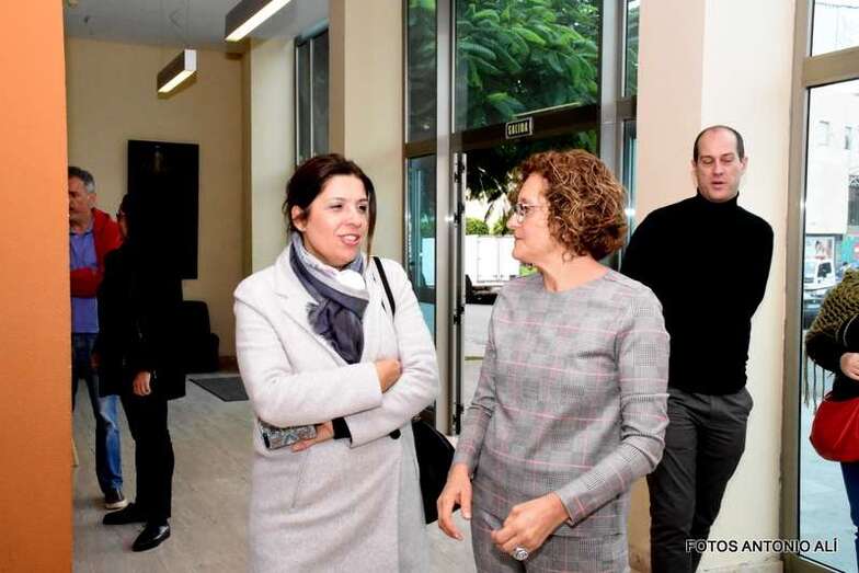 La concejala de Cultural, Marta Hernández (i), la alcaldesa Carmen Hernández (c) y el gerente de Gestel, Jesús Suárez (d) (Foto Antonio Alí)