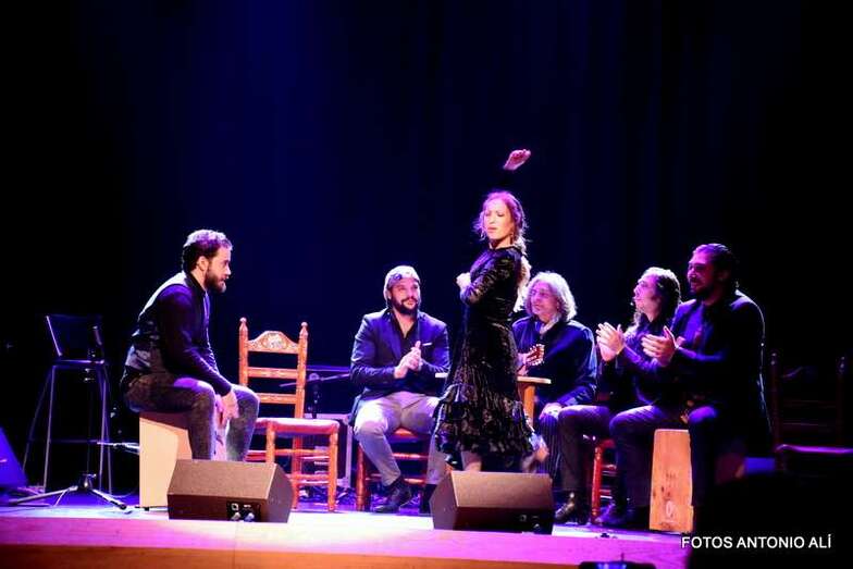 Momento del espectáculo de anoche en el Teatro Municipal (Foto Antonio Alñi)
