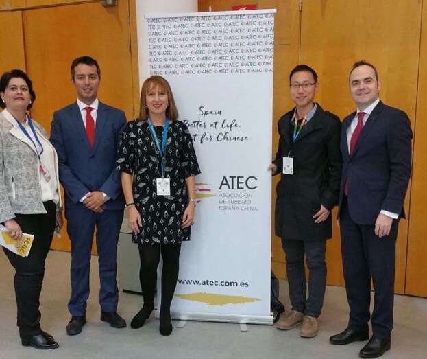 La concejala Celeste López (i) y la consejera Inés Jiménez, este jueves en Fitur (Foto TA)