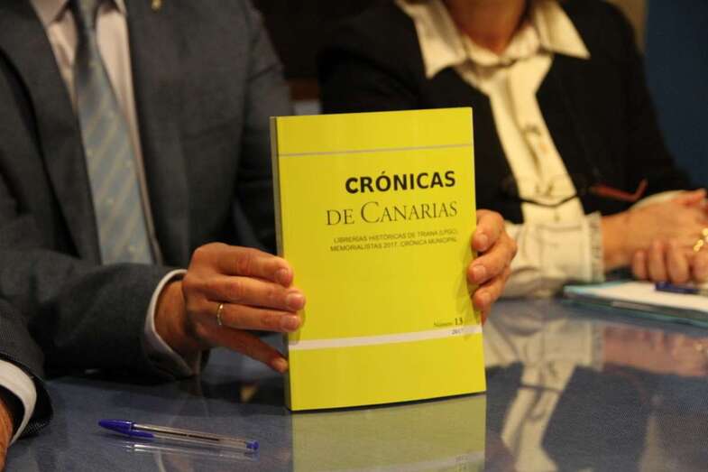 Volumen de Crónicas de Canarias que fue presentado en Telde (Foto Jesús Ruiz Mesa)
