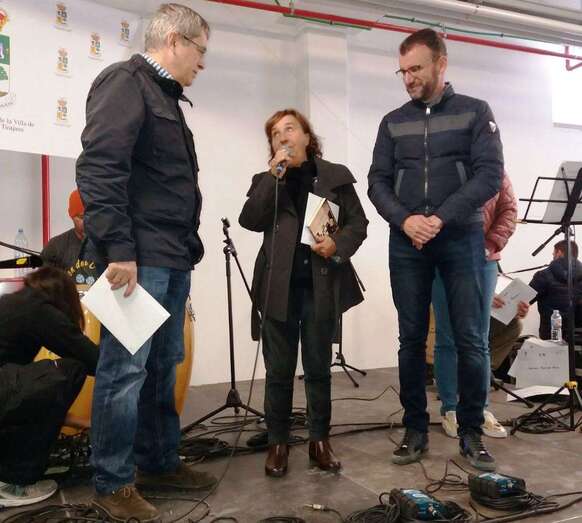 Pino Monzón recibió el premio de mano del alcalde de San Bartolomé de Tirajana, Marcos Aurelio Pérez (Foto TA)