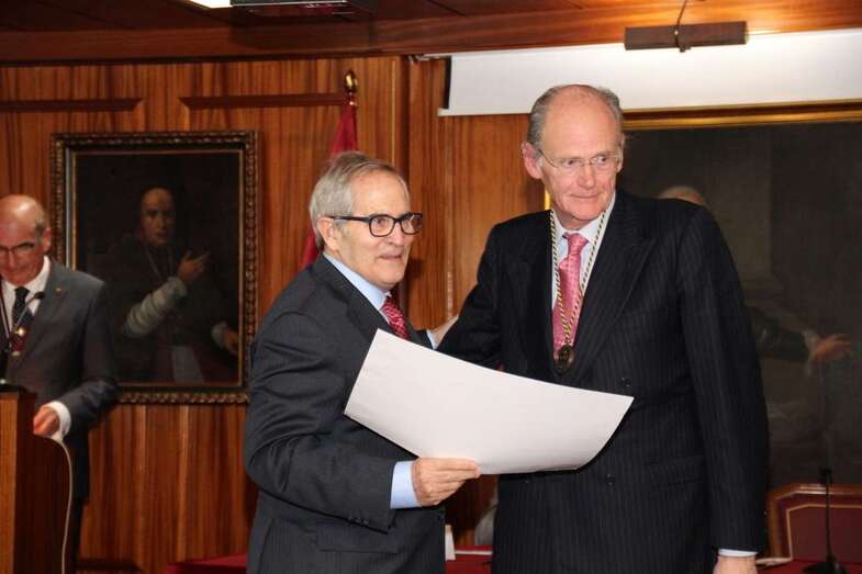 Jesús Ruiz (i) recibió el diploma de su mención honorífica de manos del presidente de la RSEAP de GC, Tomás Van de Valle (Foto Juan A. Ruiz Mesa)