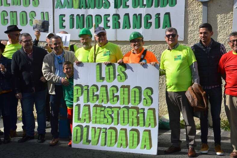 El pasado sábado Turcón protagonizó una nueva protesta ante las ruinas de Los Picachos (Foto TA)