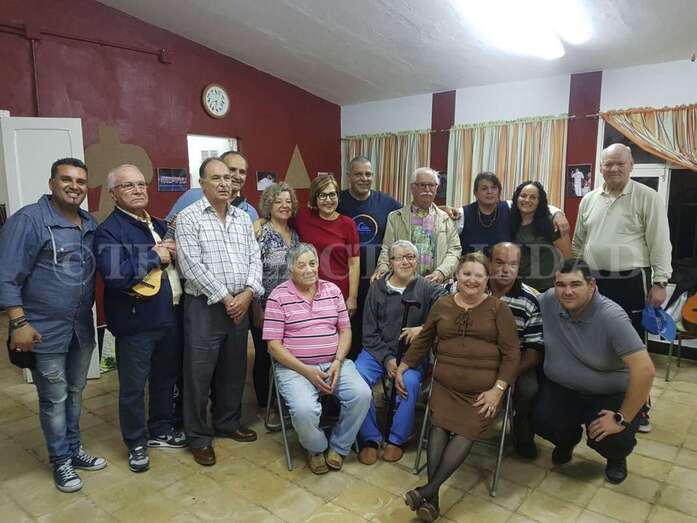 Nino Jiménez, arropado por sus amigos del grupo Ábora (Foto TA)