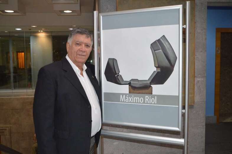 Máximo Riol, junto al cartel de la exposición inaugurada anoche en el COAAT de Gran Canaria (Foto TA)