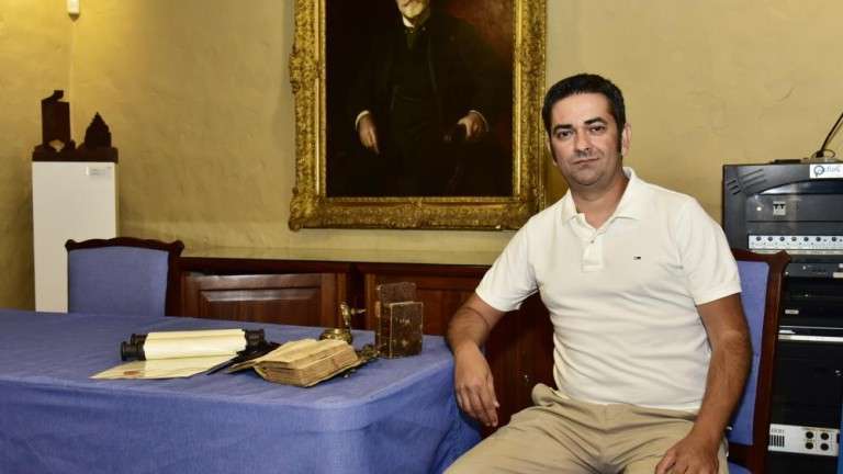 Luis Díaz, en la Casa-Museo de Telde junto a uno de los objetos más preciados de su colección (Foto C7 / Arcadio Suárez)