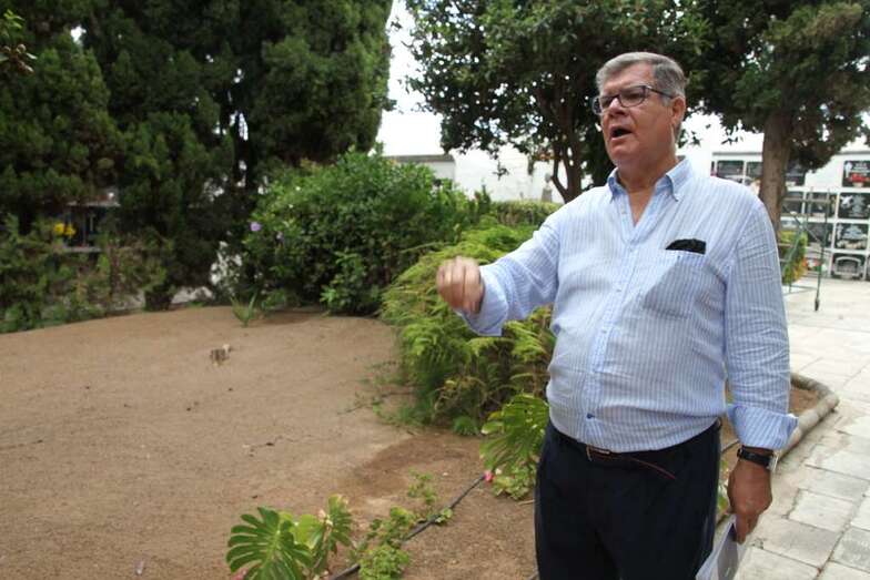 El cronista oficial en el cementerio de San Juan (Foto Jesús Ruiz Mesa)